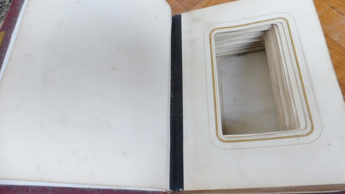 Livre à secret 13x15 cm
